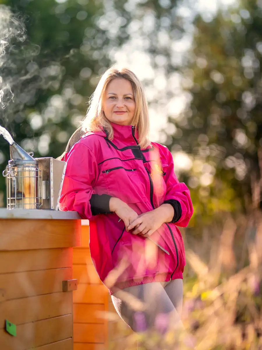 dr inż. Adriana Mirecka w pasiece