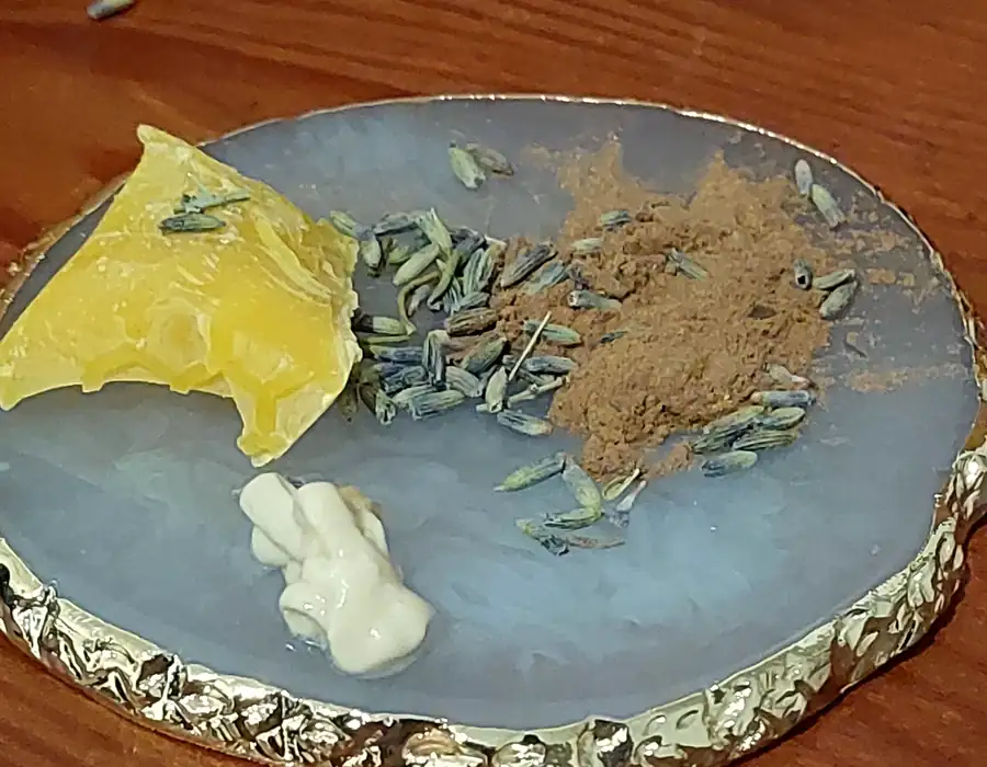 Surowce kosmetyczne: wosk, propolis, masła